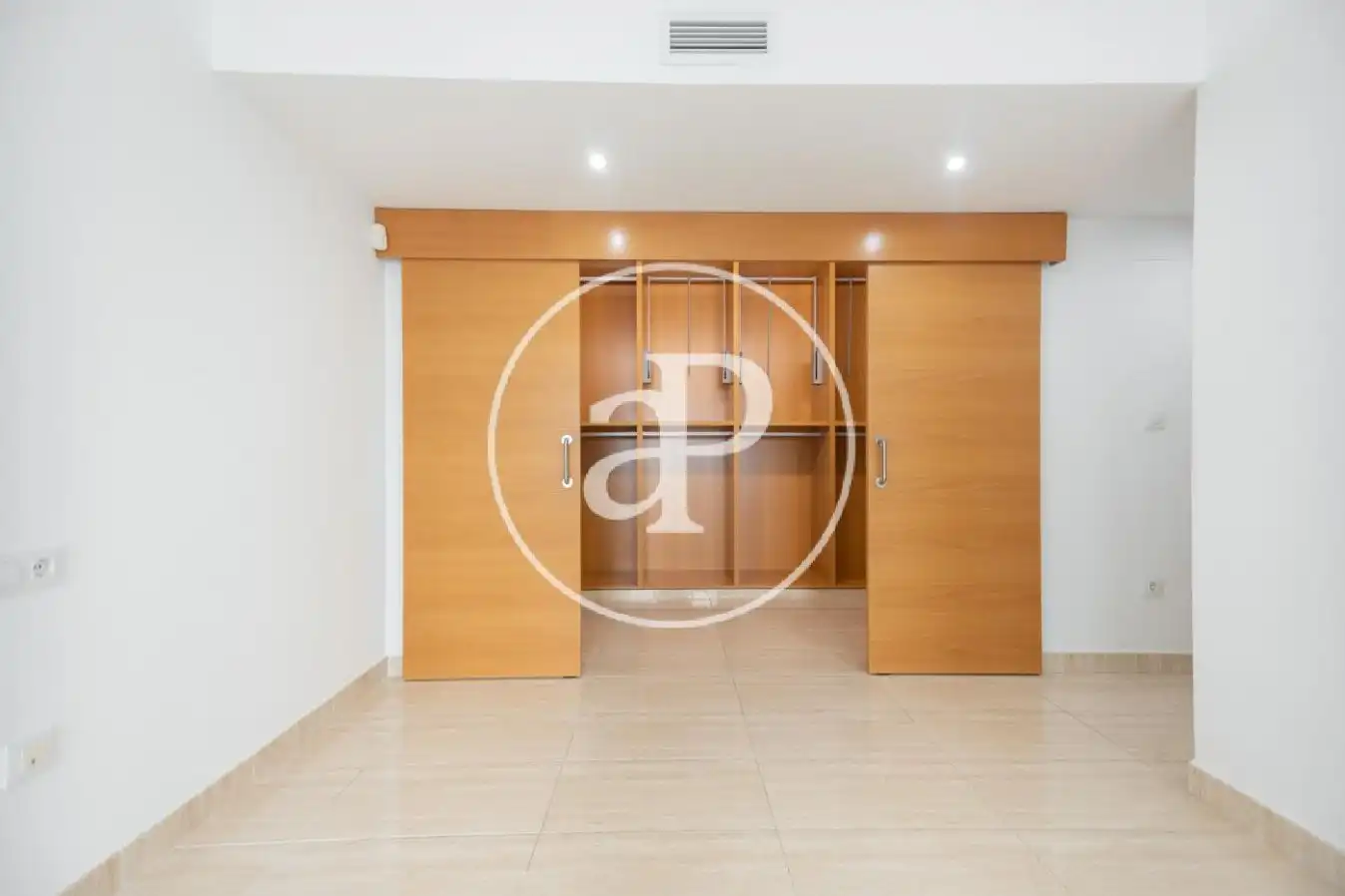 Wohnung zur Miete in Valencia mit Klimaanlage, Heizung und Privatgarten