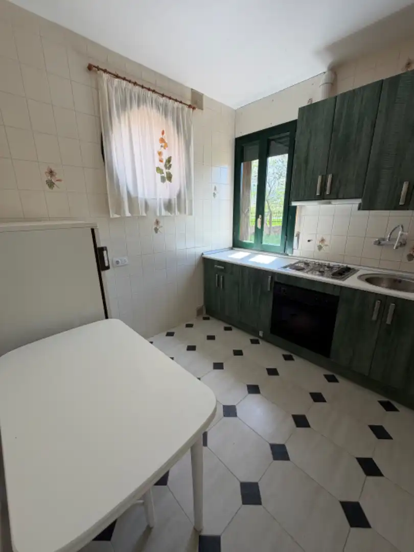 Cuina de Casa o xalet en venda en Torrecaballeros amb Calefacció, Jardí privat i Terrassa