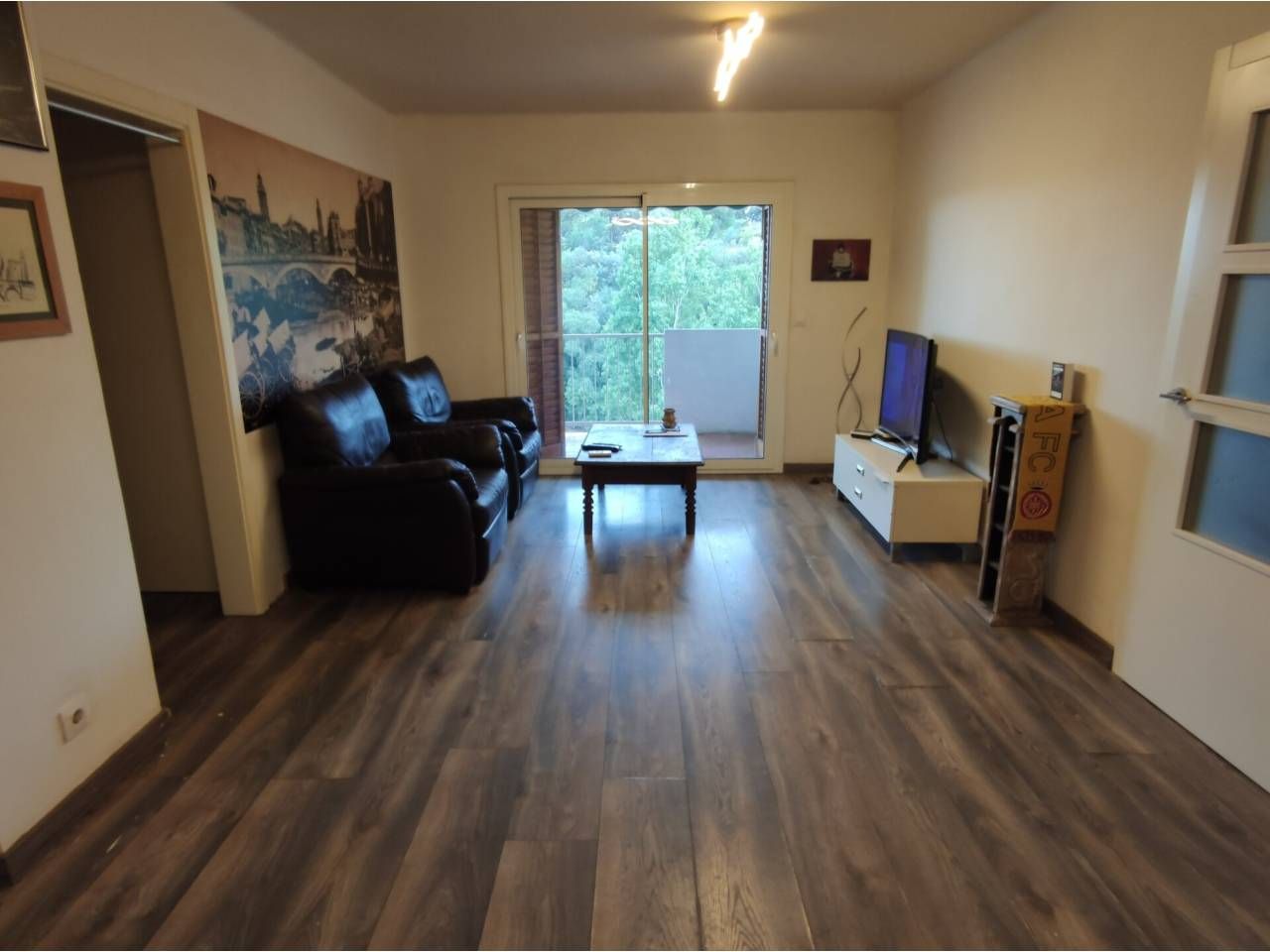 Living room of Flat for sale in Girona Capital  with Air Conditioner, Parquet flooring and Balcony