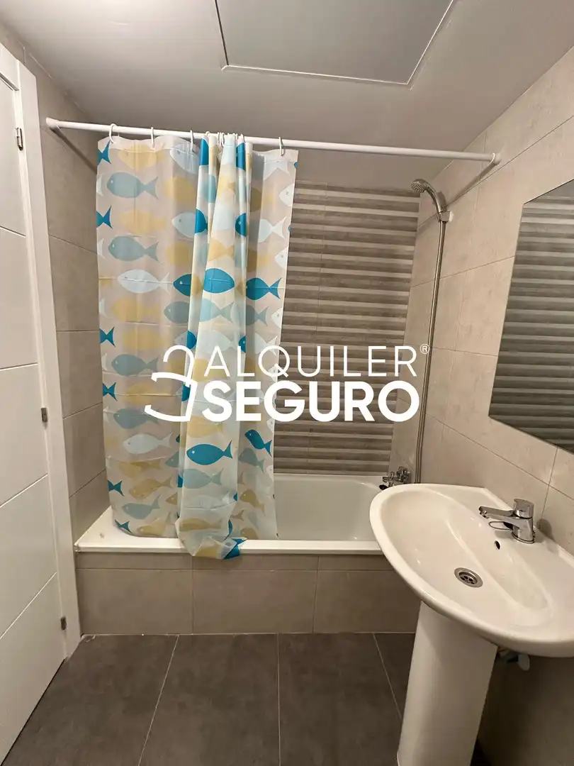Bathroom of Flat for rent in Madrid  with Air Conditioner, Heating and Storage room