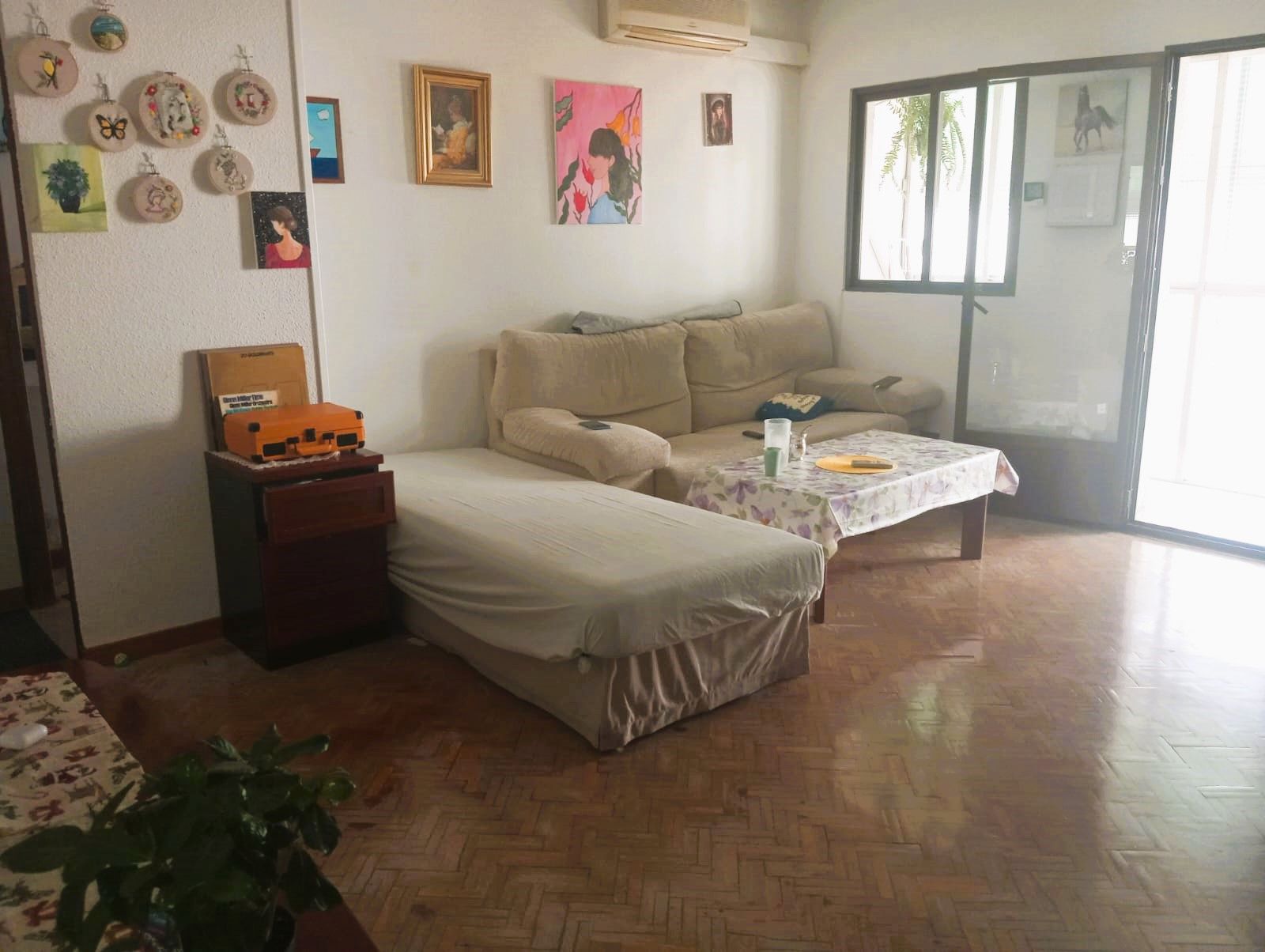 Living room of Flat for sale in  Madrid Capital  with Air Conditioner, Heating and Parquet flooring