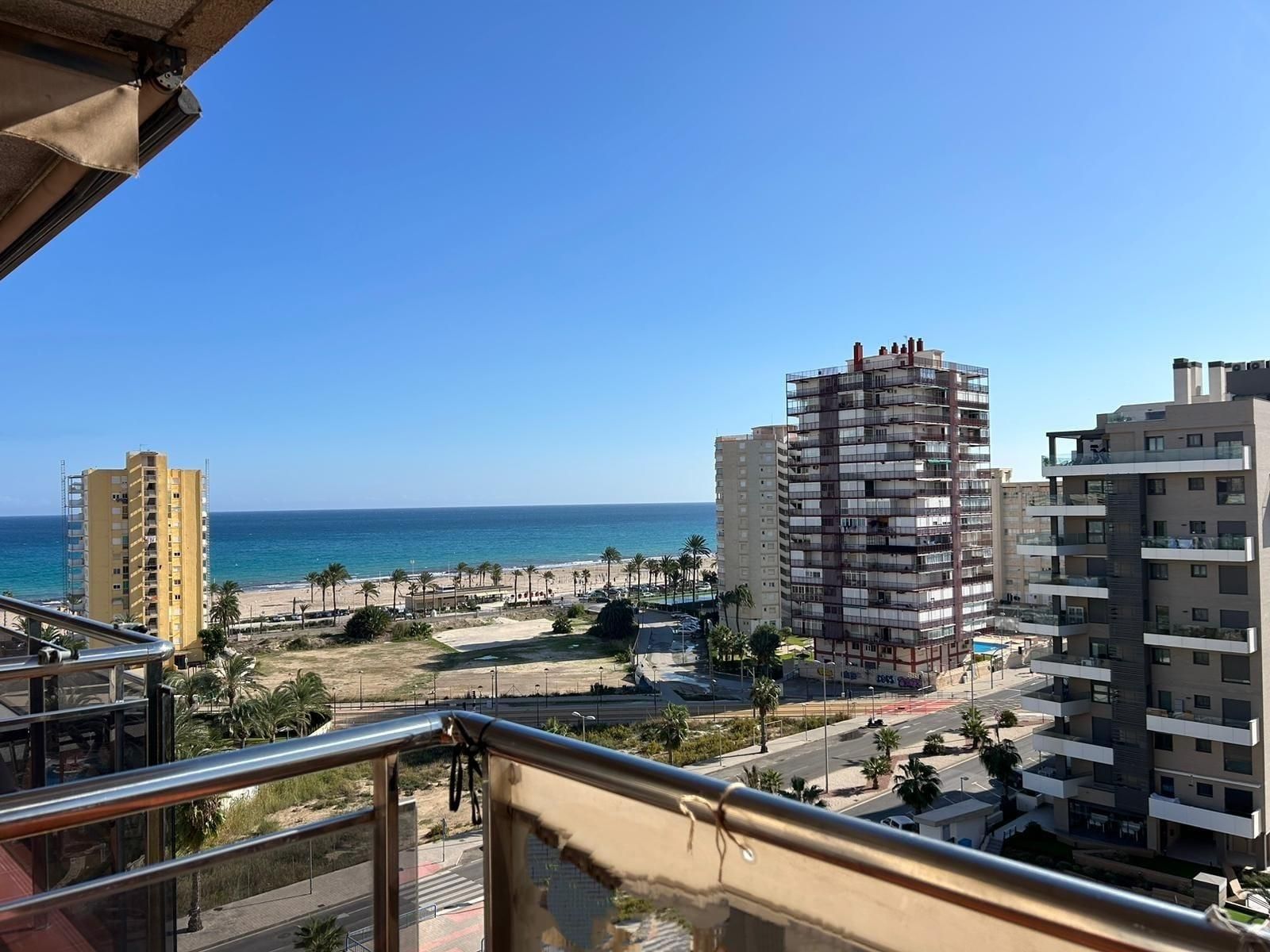 Vista exterior de Àtic en venda en Alicante / Alacant amb Aire condicionat, Terrassa i Piscina comunitària