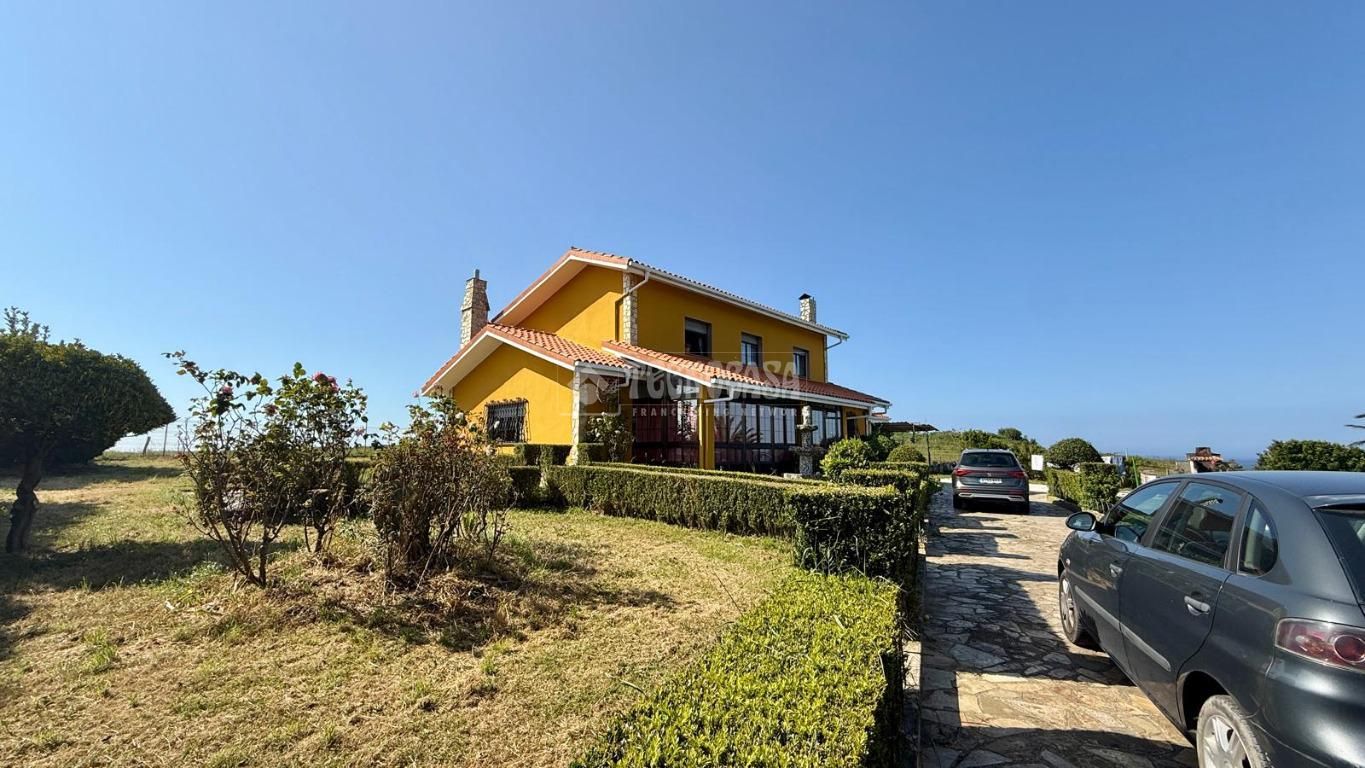 Vista exterior de Casa o xalet en venda en Castrillón