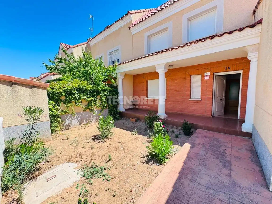 Vista exterior de Casa adosada en venda en Albarreal de Tajo amb Aire condicionat, Jardí privat i Terrassa