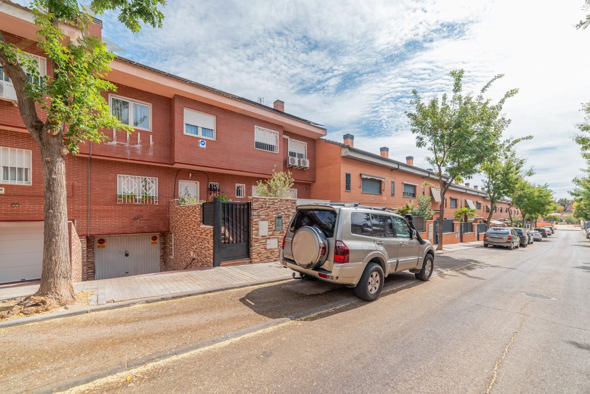 Casa adosada en venda a Hispanoamérica - Comunidades