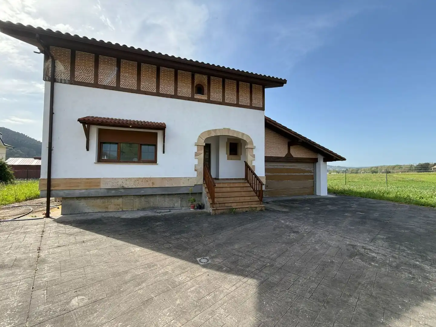 Vista exterior de Casa o xalet en venda en Bárcena de Cicero amb Calefacció, Jardí privat i Terrassa