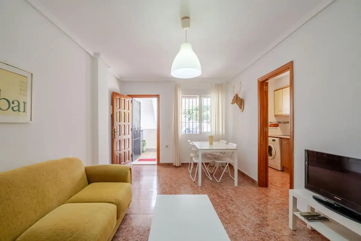 Wohnzimmer von Erdgeschoss zum Verkauf in Santa Pola mit Heizung, Privatgarten und Terrasse
