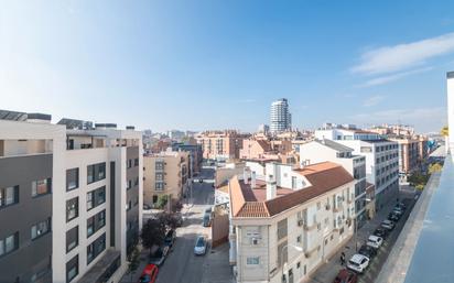 Vista exterior de Àtic en venda en  Madrid Capital amb Aire condicionat, Terrassa i Traster