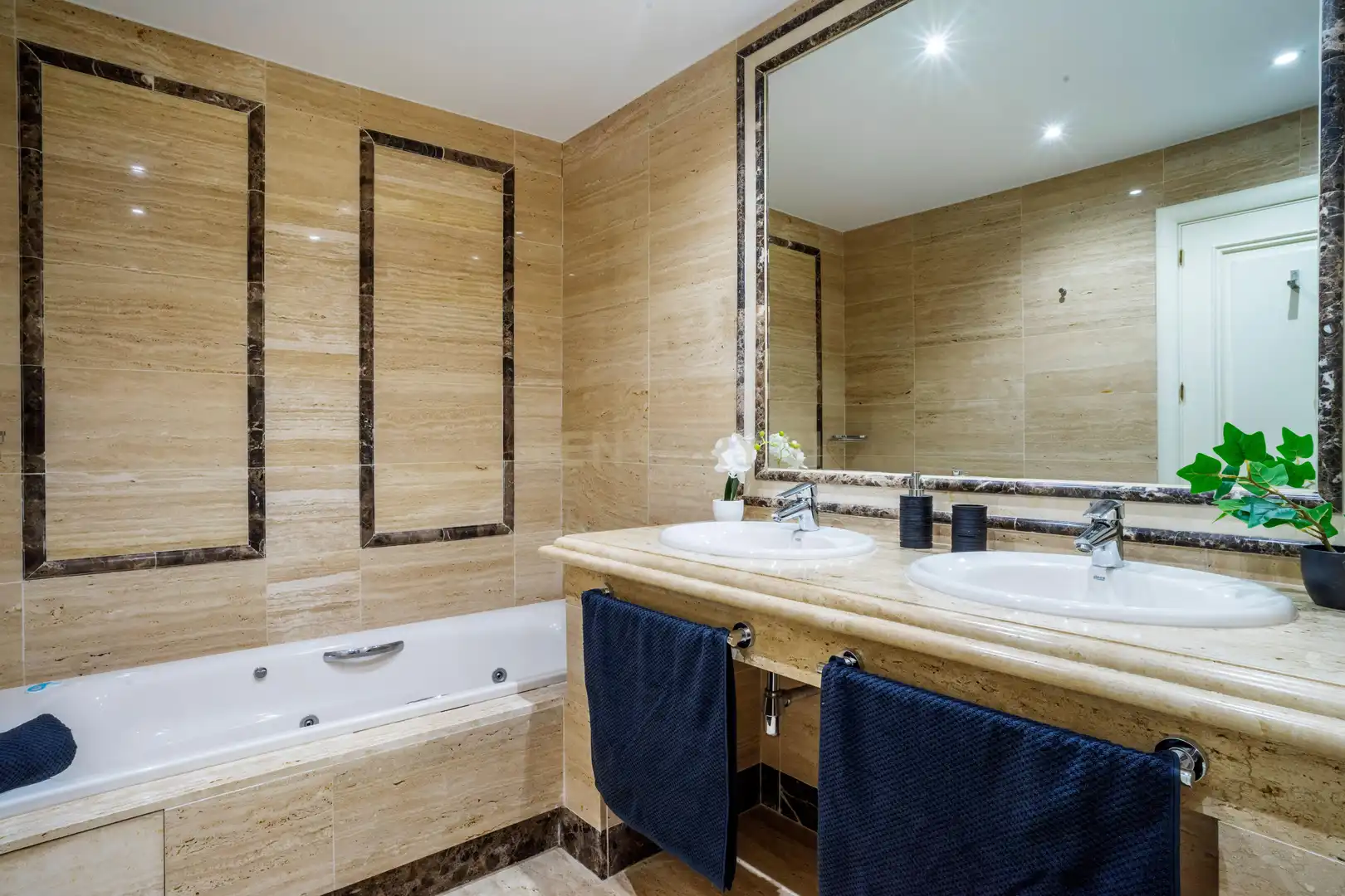 Badezimmer von Wohnungen zum Verkauf in Marbella mit Klimaanlage, Privatgarten und Ofen