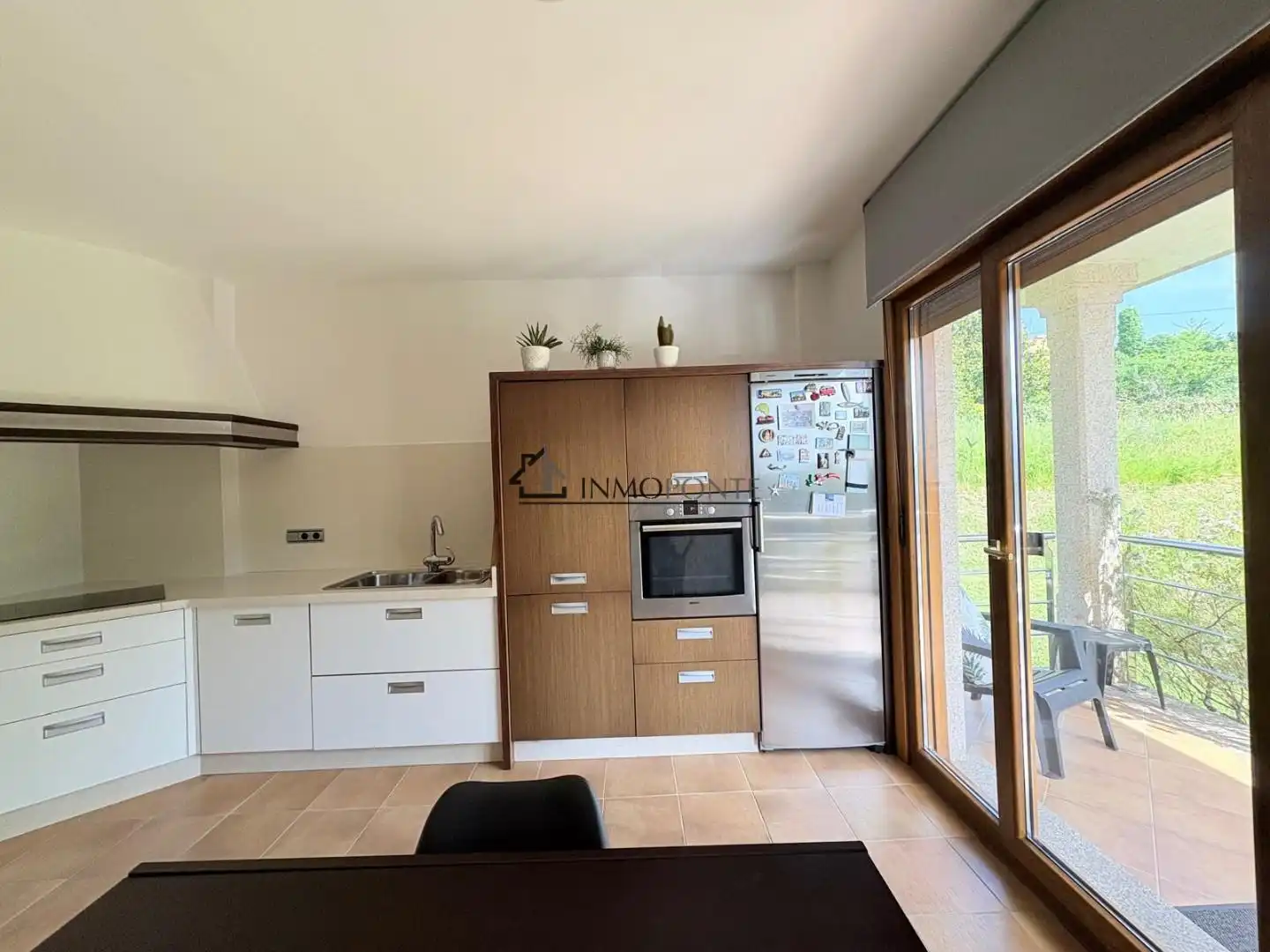 Cuina de Casa o xalet en venda en Pontevedra Capital  amb Calefacció, Jardí privat i Terrassa