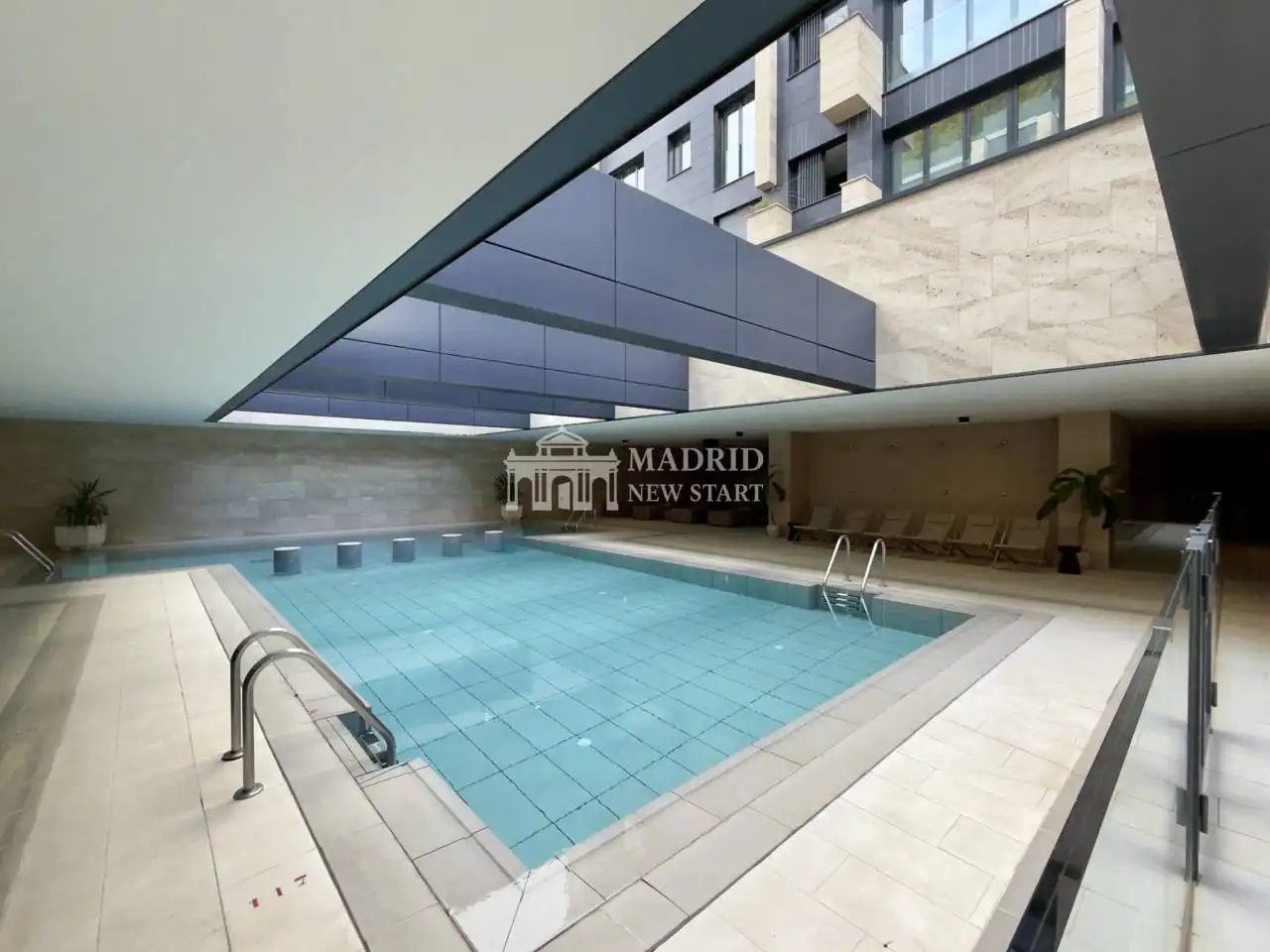 Piscina de Pis de lloguer en Madrid amb Aire condicionat, Calefacció i Traster