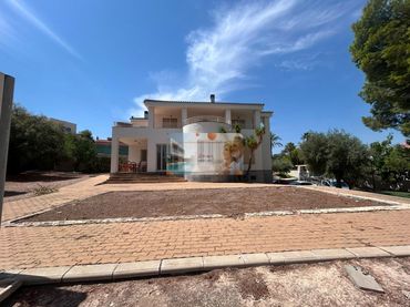Detached house with balcony for sale in DE LA MORERA