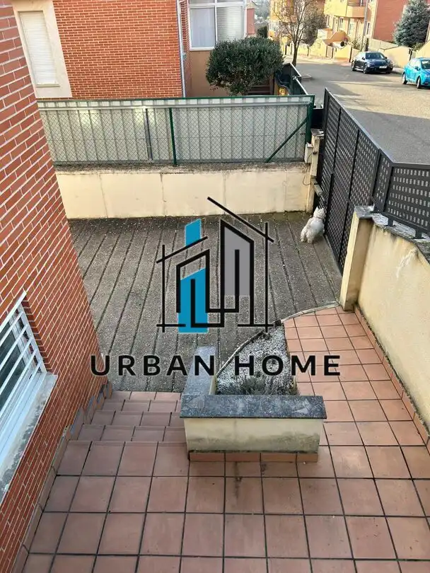 Vista exterior de Casa o xalet en venda en Villaquilambre amb Calefacció, Jardí privat i Terrassa