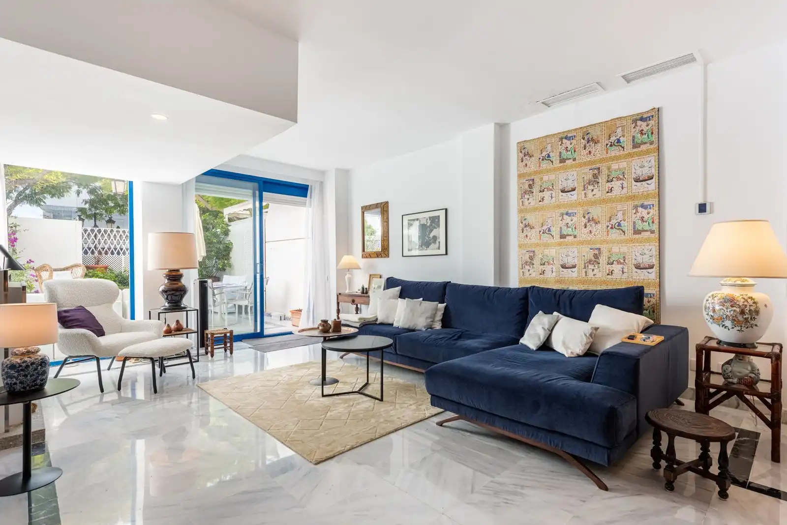 Sala de estar de Dúplex en venta en Marbella con Aire acondicionado, Terraza y Piscina