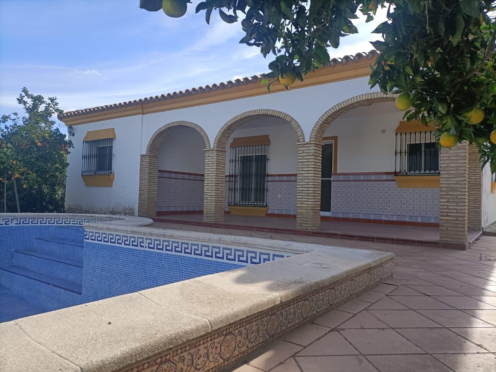 Vista exterior de Casa o xalet en venda en Chiclana de la Frontera amb Piscina