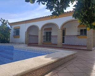 Vista exterior de Casa o xalet en venda en Chiclana de la Frontera amb Piscina