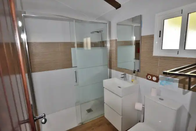 Baño de Finca rústica en venta en Zahara con Aire acondicionado, Calefacción y Jardín privado