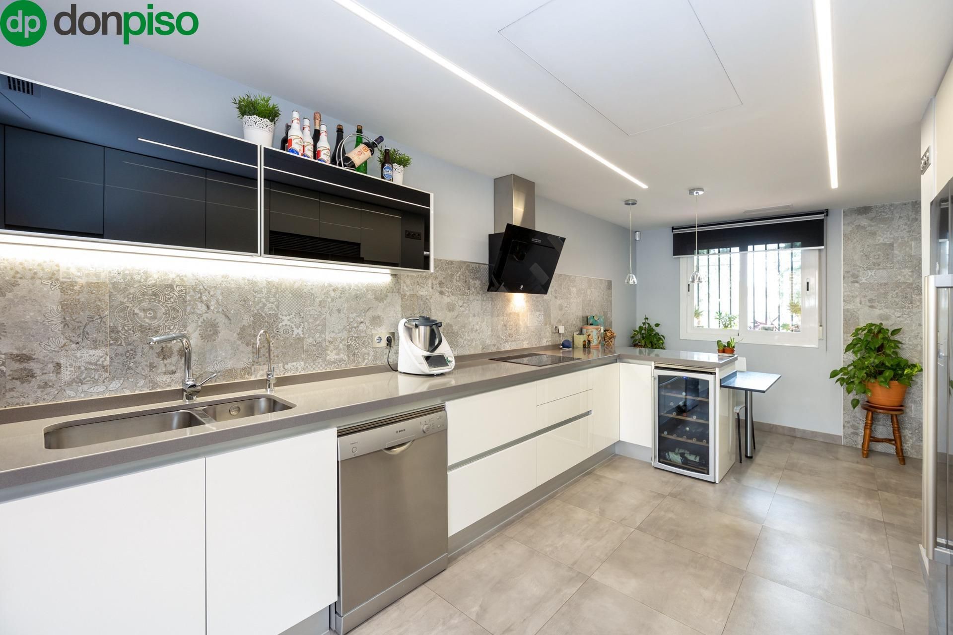 Kitchen of Single-family semi-detached for sale in  Granada Capital  with Air Conditioner, Terrace and Storage room