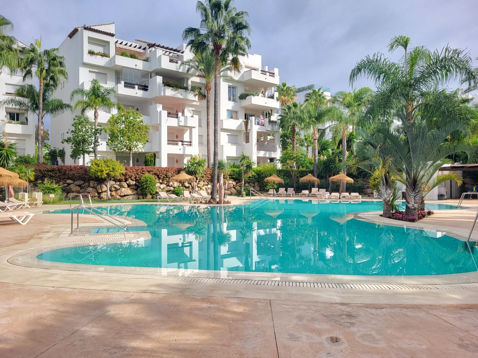 Piscina de Apartament de lloguer en Estepona amb Aire condicionat, Calefacció i Jardí privat