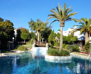 Vista exterior de Casa adosada en venda en Roquetas de Mar amb Jardí privat, Piscina i Piscina comunitària