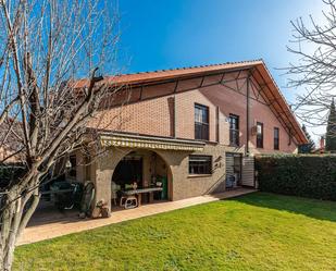 Vista exterior de Casa adosada en venda en Villanueva de la Cañada amb Calefacció i Jardí privat