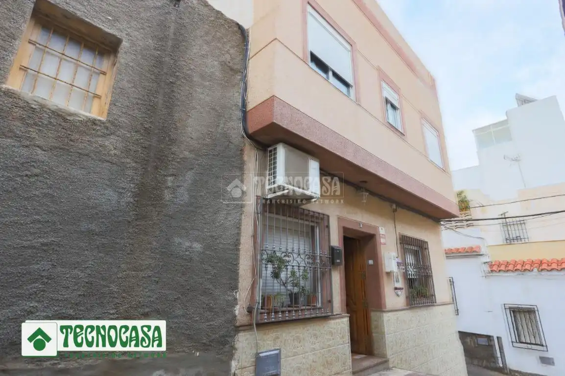 Außenansicht von Einfamilien-Reihenhaus zum Verkauf in Adra mit Terrasse und Balkon