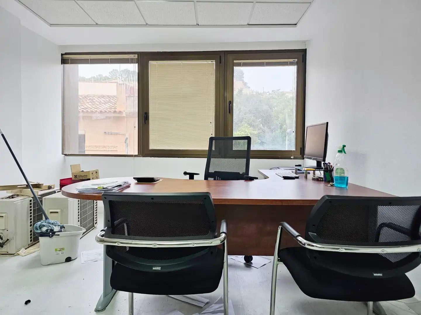 Büro zur Miete in Dénia mit Klimaanlage, Heizung und Möbliert