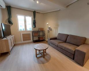 Sala d'estar de Apartament de lloguer en  Madrid Capital amb Forn i Internet