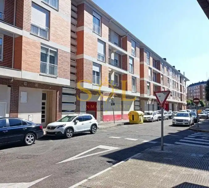 Vista exterior de Traster en venda en León Capital 