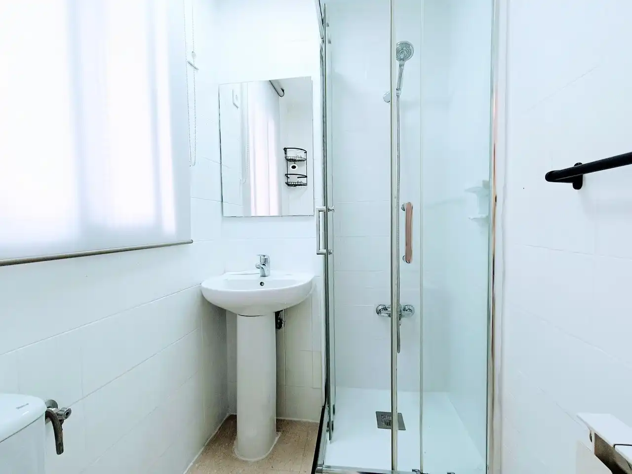 Badezimmer von Dachboden zur Miete in Madrid mit Heizung und Waschmaschine
