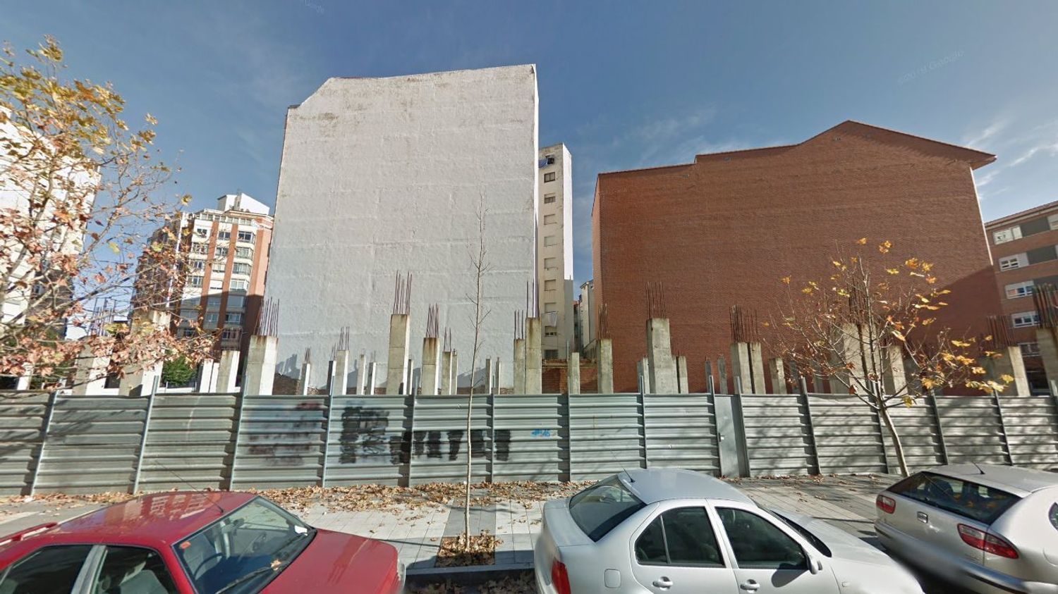Vista exterior de Edifici en venda en León Capital 