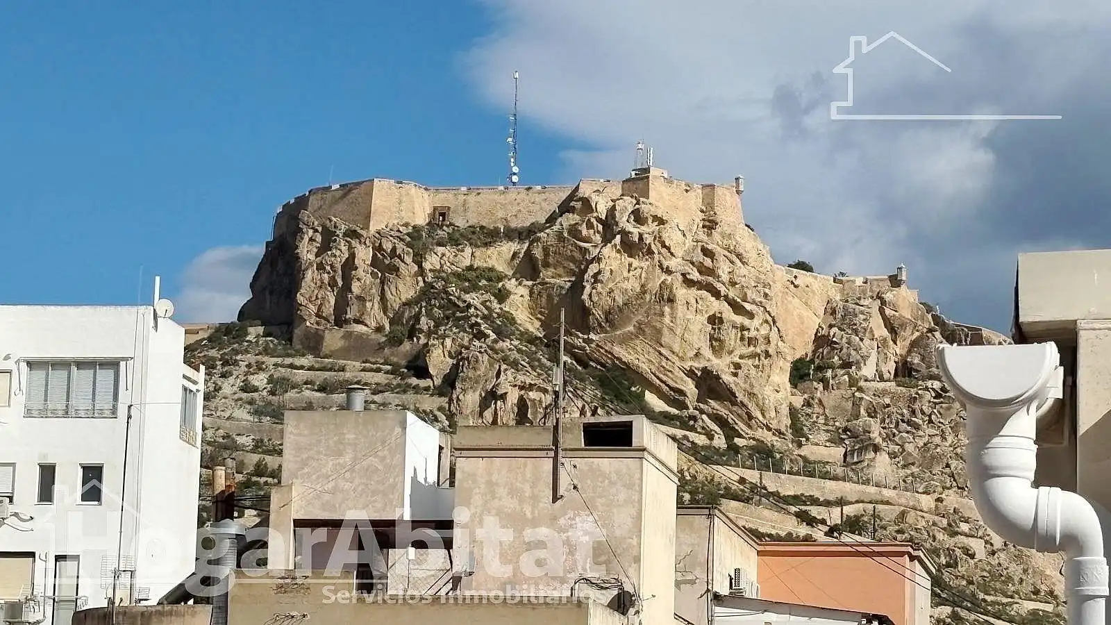 Vista exterior de Àtic en venda en Alicante / Alacant amb Aire condicionat, Terrassa i Moblat