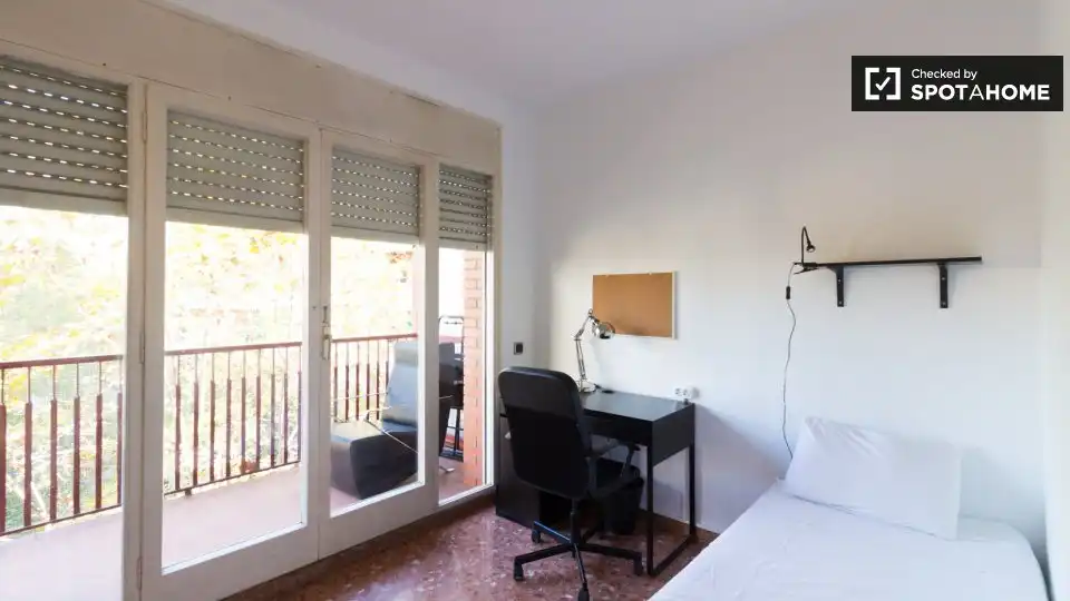 Bedroom of Flat for share in Barcelona  with Air Conditioner, Heating and Furnished