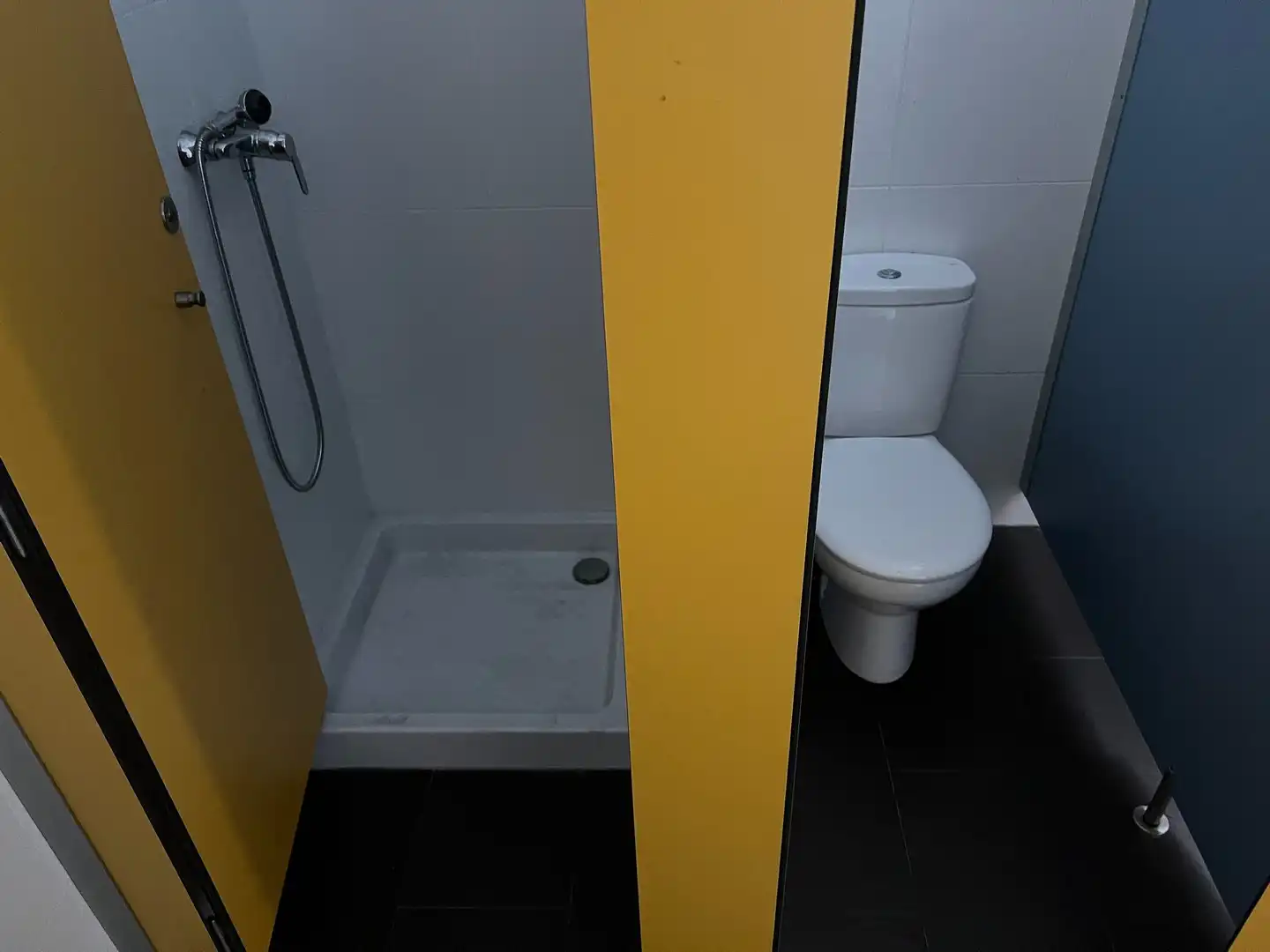 Badezimmer von Fabrikhallen zur Miete in Narón