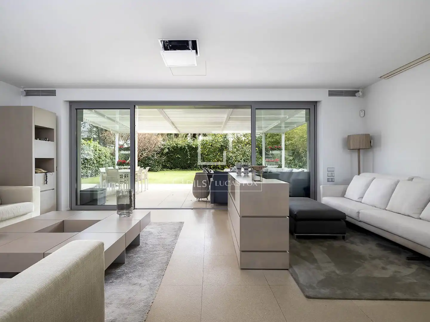 Sala d'estar de Casa o xalet en venda en Barcelona amb Aire condicionat, Calefacció i Jardí privat