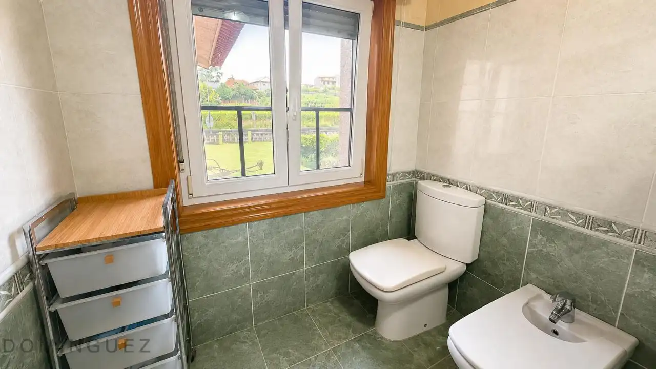 Baño de Casa o chalet en venta en Vigo  con Calefacción, Jardín privado y Parquet
