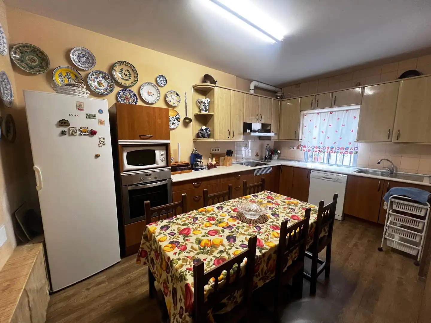 Cuina de Casa o xalet en venda en Plasencia amb Calefacció, Moblat i Forn