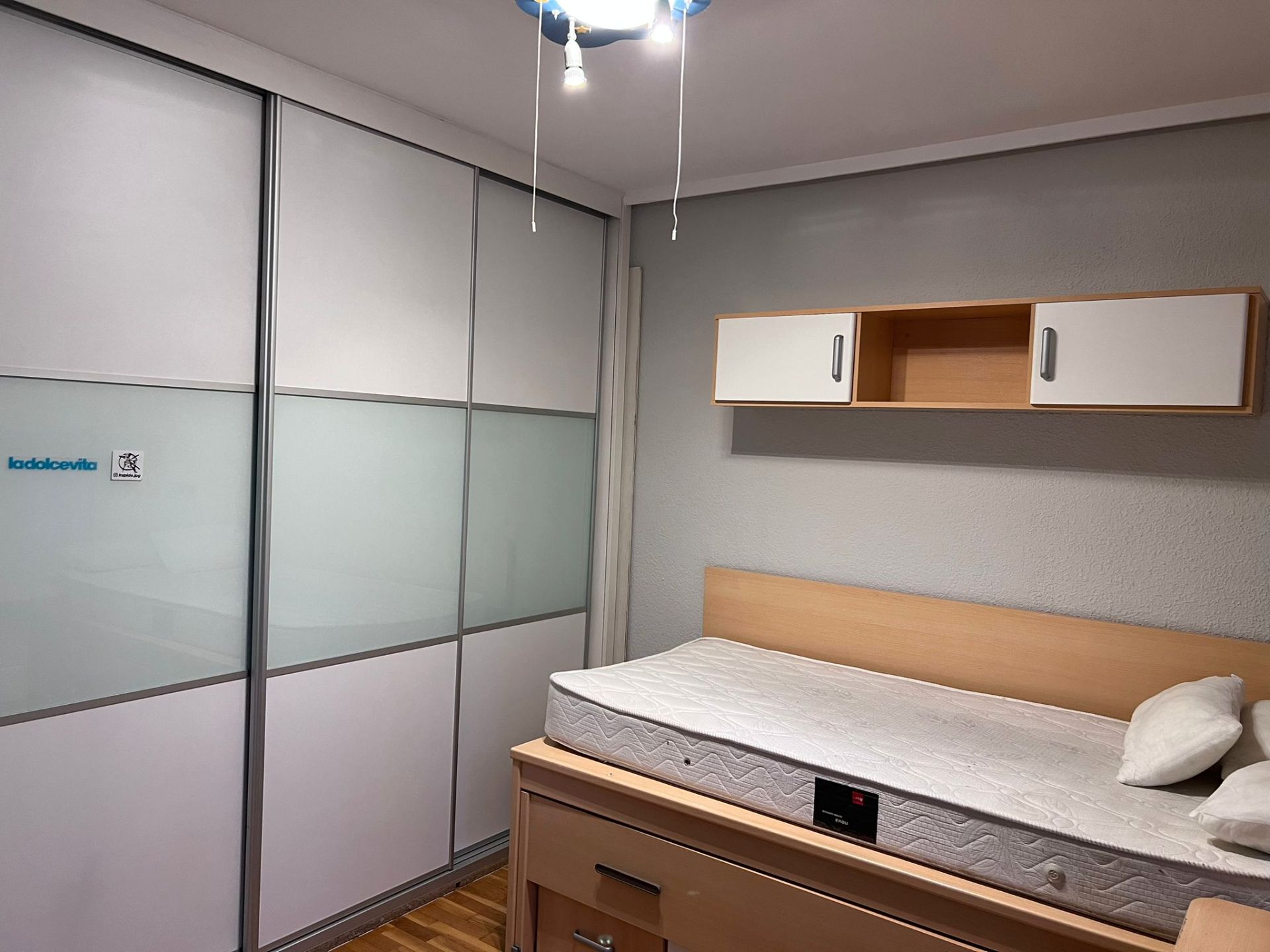 Dormitori de Pis de lloguer en  Zaragoza Capital amb Calefacció, Parquet i Moblat