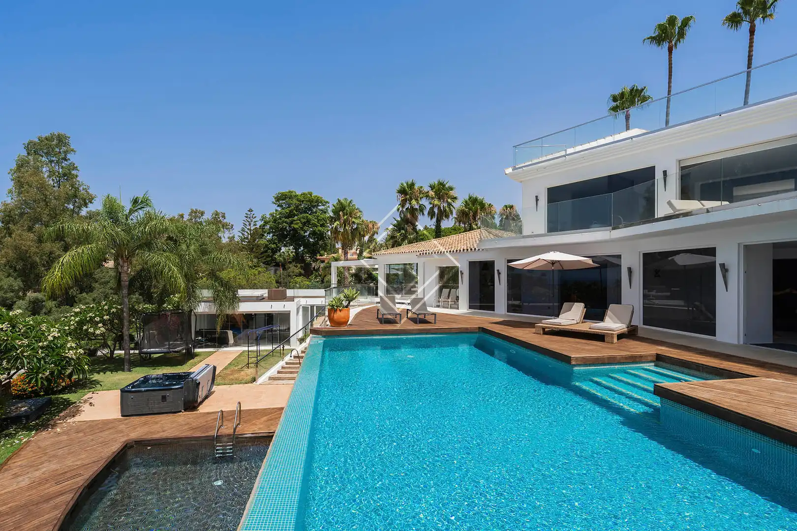 Piscina de Casa o chalet de alquiler en Marbella con Aire acondicionado, Calefacción y Jardín privado