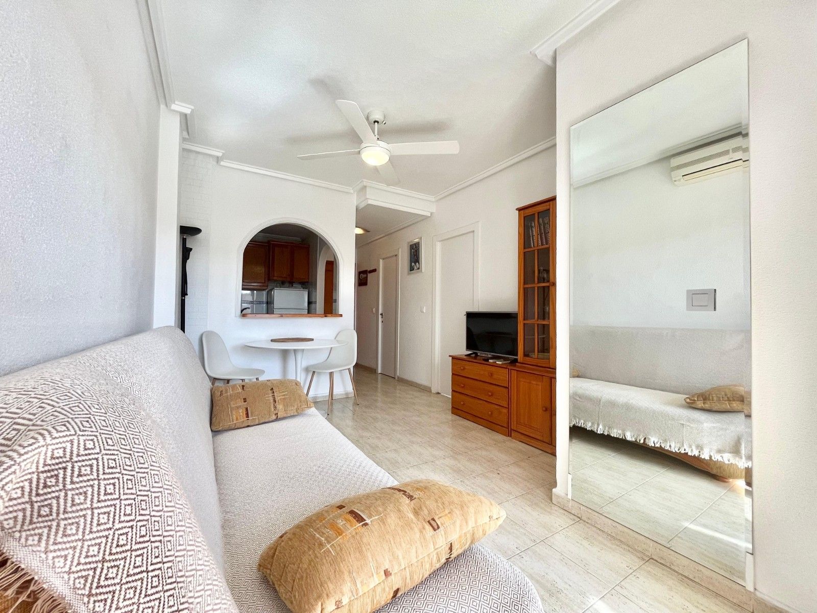 Sala de estar de Piso de alquiler en Torrevieja con Aire acondicionado, Terraza y Piscina