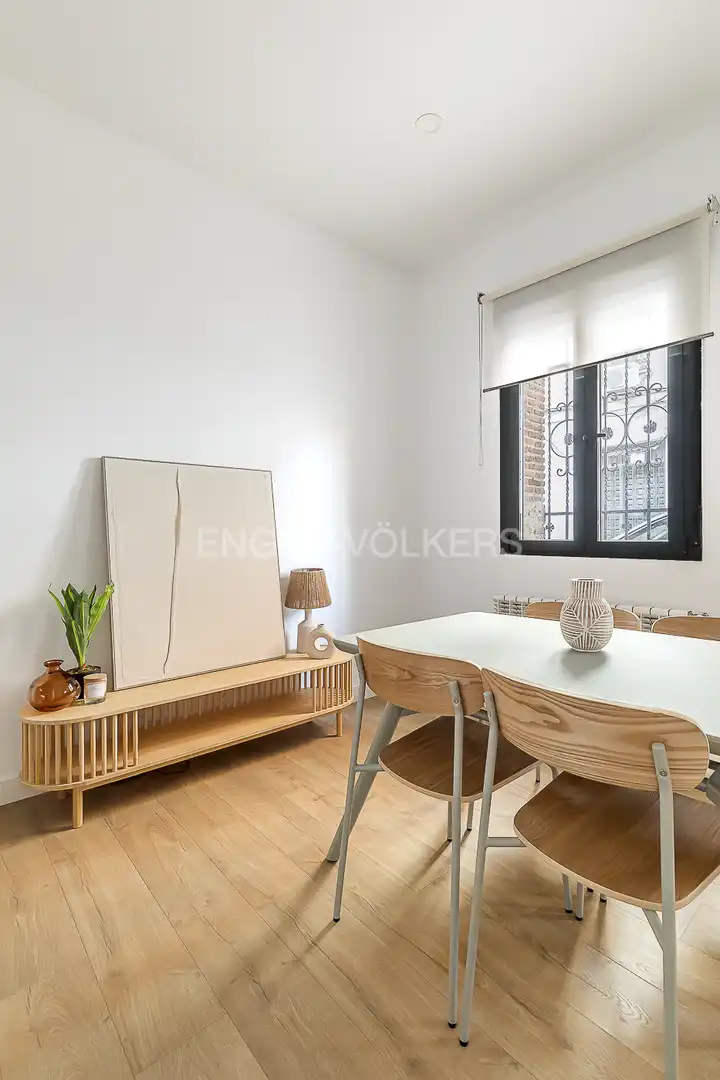 Dormitori de Apartament de lloguer en Madrid amb Aire condicionat, Calefacció i Moblat