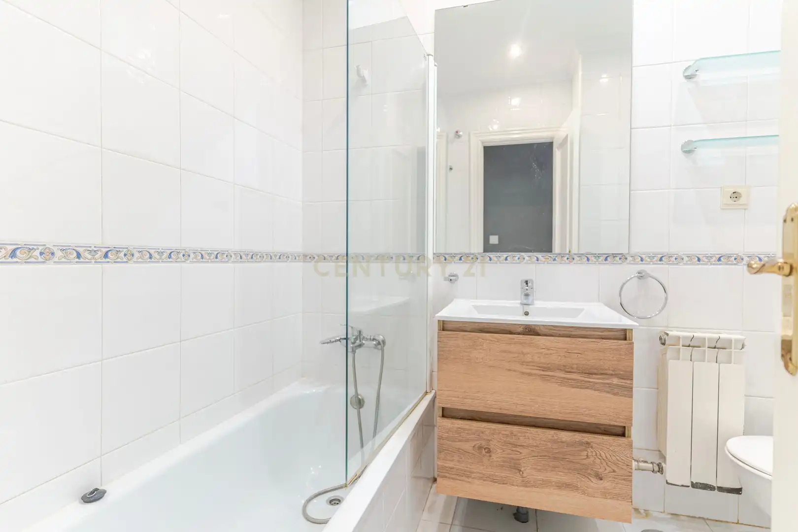 Bathroom of Flat for sale in Granada  with Air Conditioner