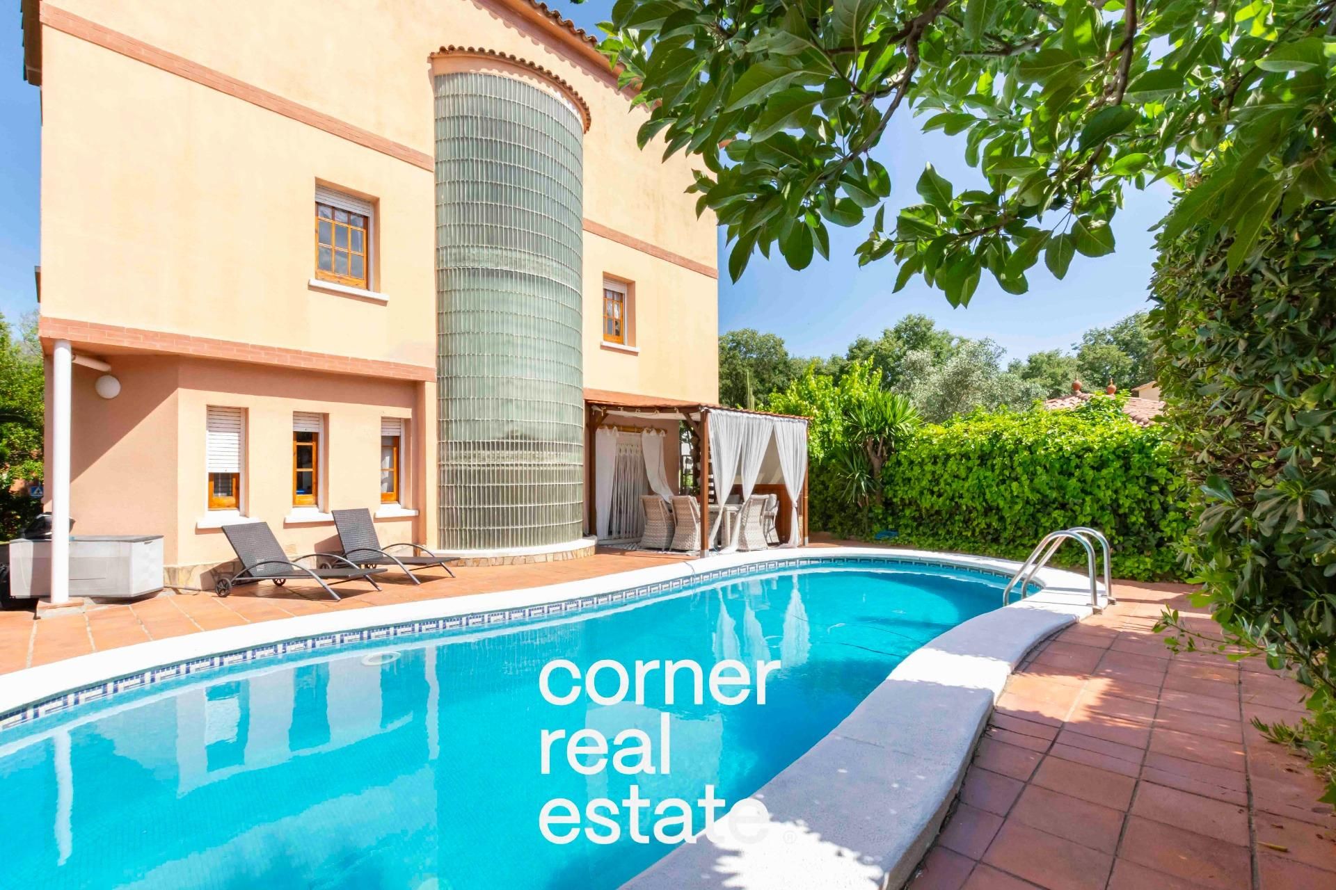 Vista exterior de Casa o xalet en venda en Sant Cugat del Vallès amb Aire condicionat, Calefacció i Jardí privat