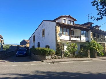 Casa rústica amb balcó en venda a Barrio Cóbreces