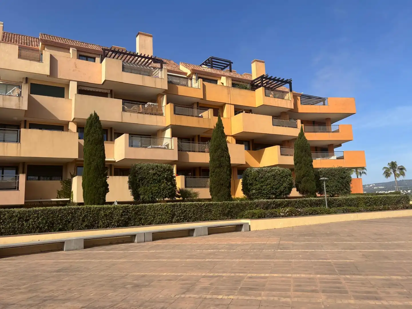 Außenansicht von Wohnung zum Verkauf in Sotogrande mit Klimaanlage, Heizung und Privatgarten
