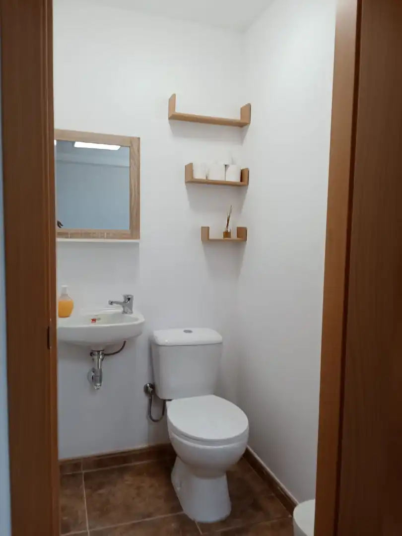 Baño de Oficina de alquiler en Mengíbar con Amueblado