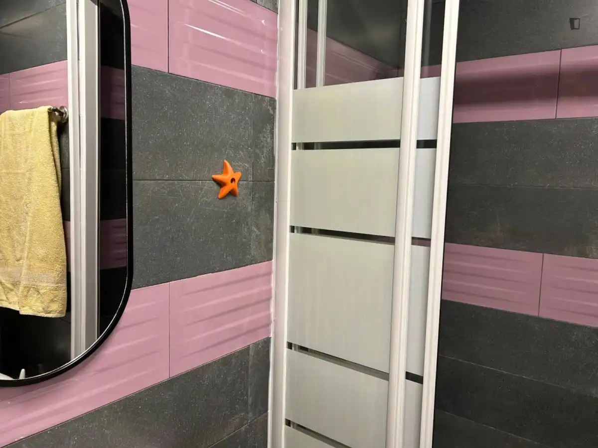 Baño de Estudio de alquiler en L'Hospitalet de Llobregat con Aire acondicionado, Calefacción y Amueblado