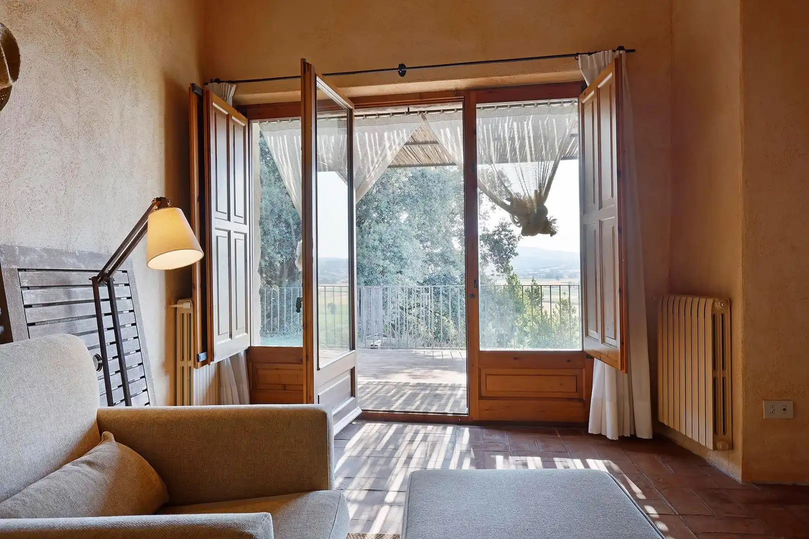 Sala d'estar de Finca rústica en venda en La Bisbal d'Empordà amb Aire condicionat, Calefacció i Terrassa