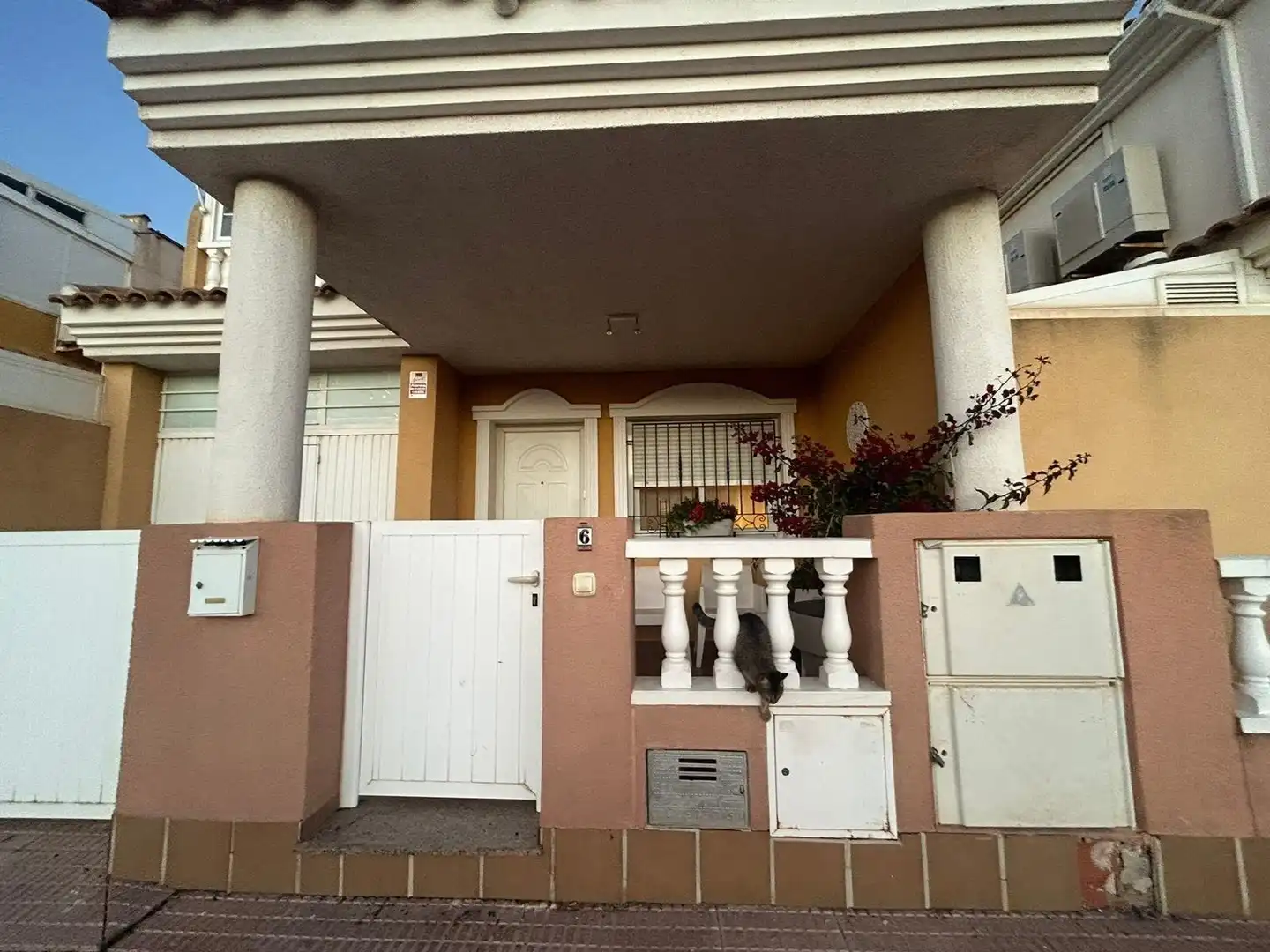 Vista exterior de Casa adosada en venda en Los Alcázares amb Aire condicionat, Terrassa i Traster