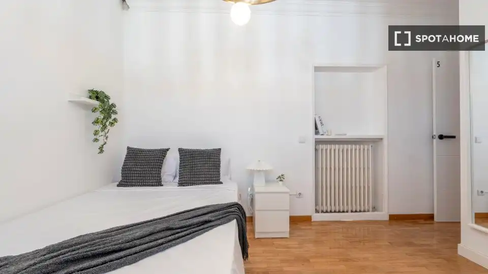 Bedroom of Flat for rent in Madrid  with Air Conditioner, Heating and Furnished